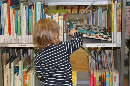 Kind am Bücherregal © Stadtbibliothek Nürnberg