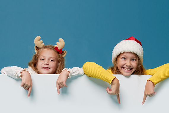 2 Kinder zeigen auf den Text