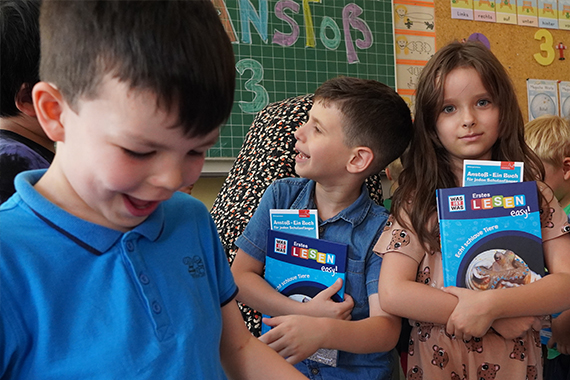 Kinder freuen sich über Buch, Bild © Martina Weber / Stadt Nürnberg