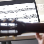 Gitarre und Noten auf Tablet