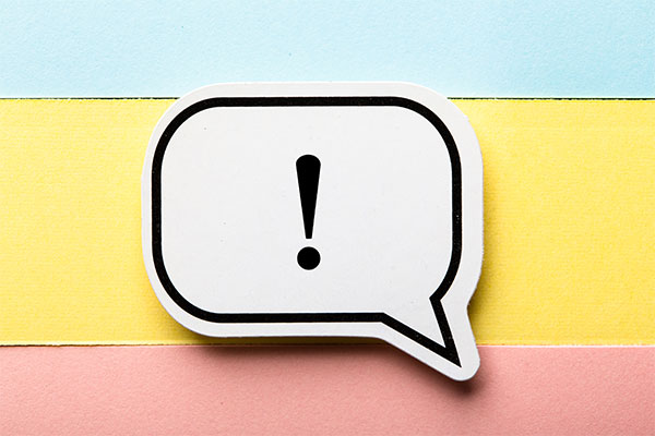 Ausrufezeichen auf buntem Hintergrund