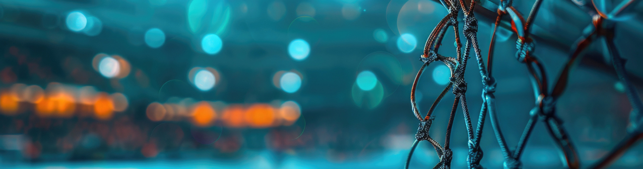 A close-up shot of a chain link fence under the stars, perfect for use in nighttime scenes or crime dramas., Bild © eva09468 / Adobe Stock
