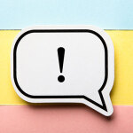 Ausrufezeichen auf buntem Hintergrund