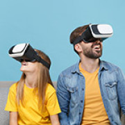 Vater und Tochter mit VR Brille