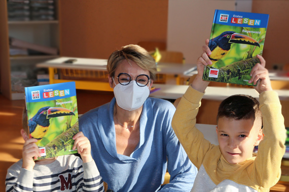 Kinder freuen sich über Buch der Aktion Anstoß