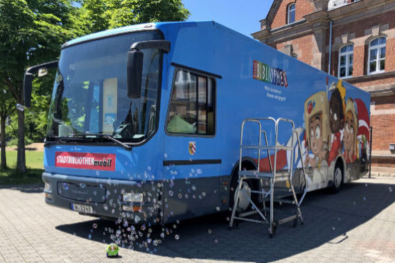Blauer Bücherbus der Stadt Nürnberg