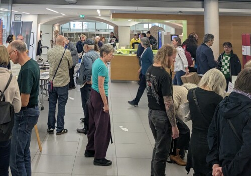 Viele Menschen besuchen die Messe.