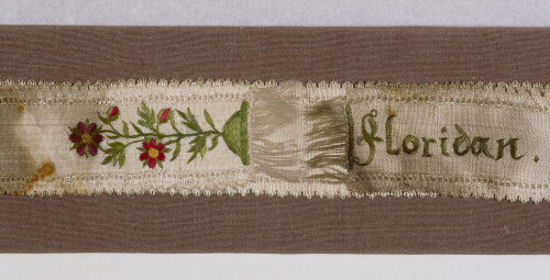 Ordensband des Sigmund von Birken mit gesticktem Ordensnamen (Floridan) und gestickter Ordensblume (Amarant) © Germanisches Nationalmuseum, T3158