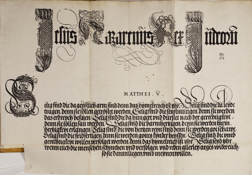 Johann Neudörffer: Schreibmeisterblatt mit Kreuzestitel, Seligpreisungen der Bergpredigt, Nürnberg, 1518 (Hert. Ms. 67, Bl. 34)
