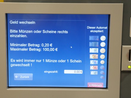 Der Bildschirm zeigt an: Mit diesen Scheinen und Münzen können Sie am Automaten bezahlen.Und: So viel haben Sie bereits eingezahlt.