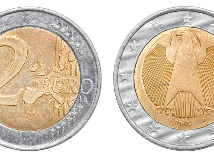 Das Bild zeigt 2 2-Euro-Münzen.
