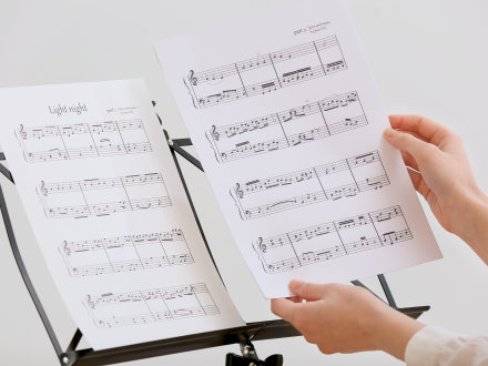 Das Bild zeigt einen Noten·ständer mit Musik·noten.