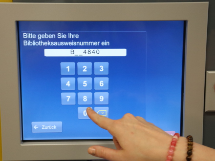Das Bild zeigt einen blauen Bildschirm.Auf dem Bildschirm ist ein Eingabe·feld.Unter dem Eingabe·feld ist ein Zahlen·feld.