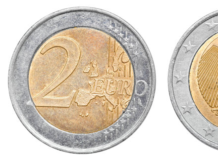 Das Bild zeigt 2 2-Euro-Münzen.