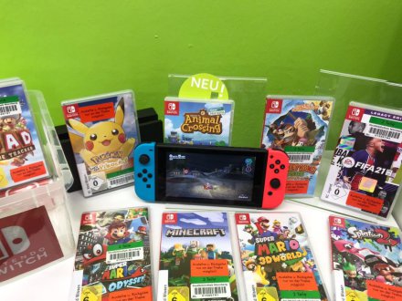 Das Bild zeigt eine Nintendo Switch und viele Spiele.