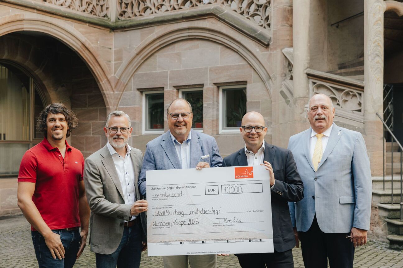Überreichung des Spendenschecks der städtisch verwaltete Rudolf und Eberhard Bauer Stiftung in Höhe von 10.000 Euro für die "Ersthelfer-App", Bild © Giulia Iannicelli / Stadt Nürnberg