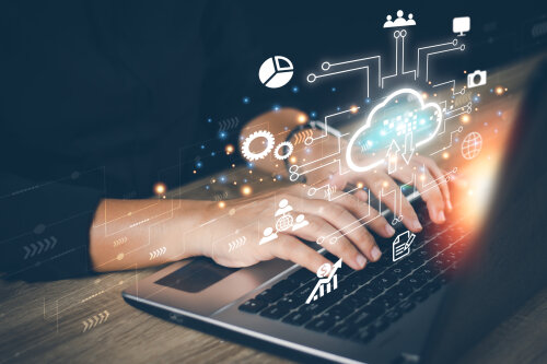 © AdobeStock Businesswomen is using a laptop to access the cloud computing system, cloud computing, big data, internet of things, business processes, various storage systems © AdobeStock