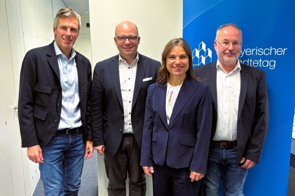 Von links: Johann Kronauer, Geschäftsführendes Vorstandsmitglied des Bayerischen Städtetags, Monika Schwind, Oberbürgermeisterin der Stadt Freising und stellvertretende Vorsitzende des Finanzausschusses, Thorsten Brehm, Nürnbergs Stadtkämmerer und Vorsitzender des Finanzausschusses sowie Markus Porombka, Referent für Finanzen und Sport beim Bayerischen Städtetag.