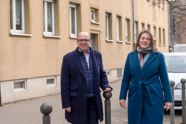 Thorsten Brehm  und Elisabeth Ries bei der Besichtigung einer künftigen Stiftungsimmobilie im Stadtteil St. Peter.