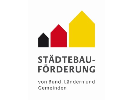 Logo von der Städte·bau·förderung. Das Logo zeigt 3 Symbole für Häuser neben·einander. Das Haus links ist klein und schwarz. Das Haus in der Mitte ist etwas größer und rot. Das Haus rechts ist am größten und gelb. Unter den Häusern steht der Text: Städtebauförderung von Bund, Ländern und Gemeinden.