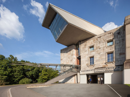 Bild © Ohne Bildnachweis Foto: Der Haupt·eingang vom Doku·zentrum in Nürnberg., Bild © Ohne Bildnachweis