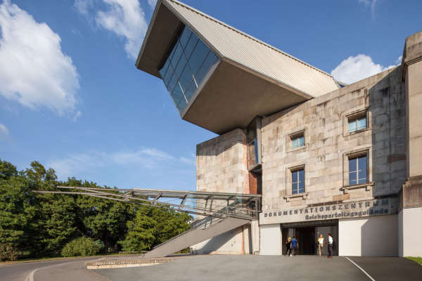 Foto: Der Eingang vom Doku·zentrum von außen.