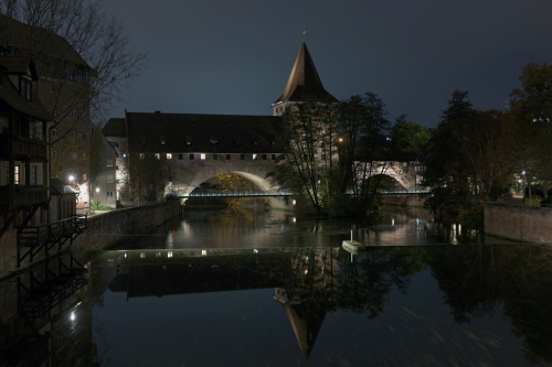 beleuchteter Kettensteg bei Nacht