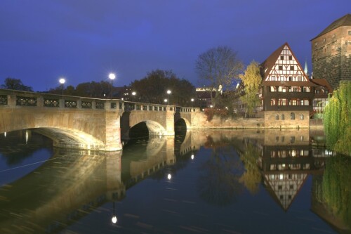 Maxbrücke beleuchtet bei Nacht