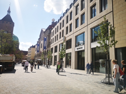 Foto von der Fußgänger·zone am Ludwigs·platz in Nürnberg.