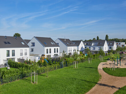 Foto von Häusern und einem Spiel·platz.