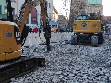 Foto von einer Bau·stelle in Nürnberg. Die Straße wird neu gemacht.