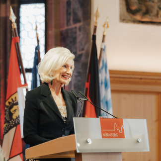 ( Bild: Giulia Iannicelli / ©Giulia Iannicelli ) Nürnbergs ehemalige Kulturbürgermeisterin Julia Lehner am Rednerpult.