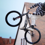 Slopestyle-Mountainbiker in der Luft