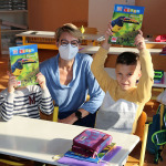 Schüler in der Grundschule erhalten bei der Aktion Anstoß von der Stadtbibliothek Erstlesebücher.
