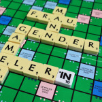 Ein klassisches Scrabble-Brett mit dem Genderstein.