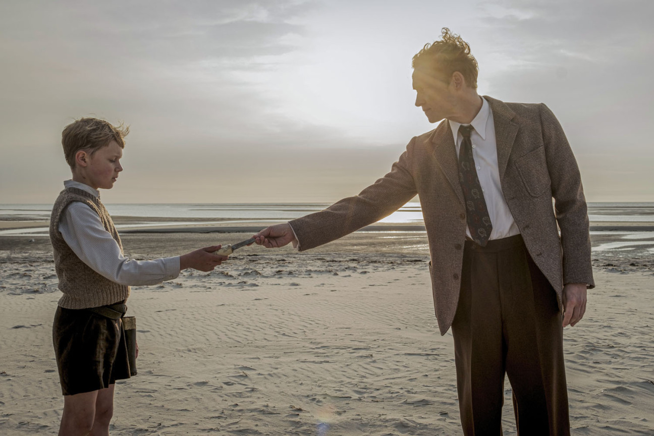 Szene aus dem Film  "Amrum" mit Jasper Billerbeck als Nanning und Matthias Schweighöfer als Onkel Theo., Bild © Warner Brothers/Gordon Timpen, SMPSP