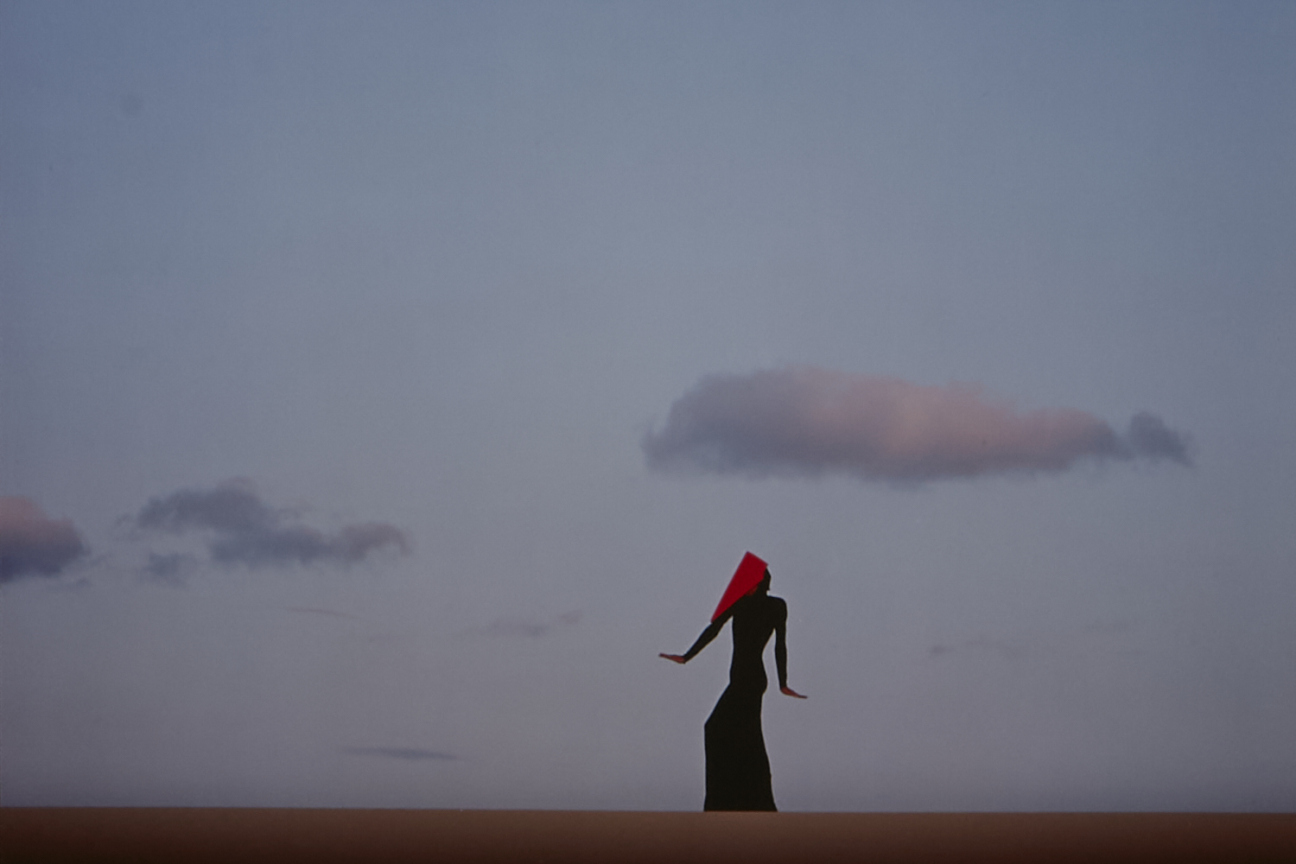 Die Silhouette einer Person vor einem dämmrigen Himmel, Bild © Lajos Keresztes