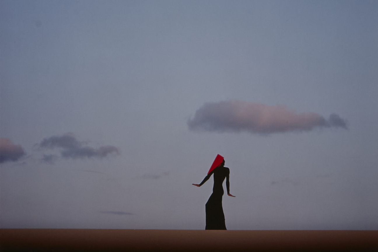 Die Silhouette einer Person vor einem dämmrigen Himmel, Bild © Lajos Keresztes