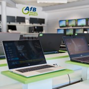 Das Bild zeigt laptops im Afb social shop.