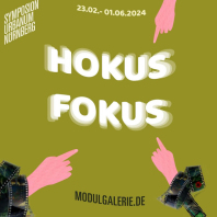 Grafik zur Ausstellung Hokus Fokus in der Modulgalerie Nürnberg. Drei Hände auf grünem Hintergrund zeigen auf den Schriftzug Hokus Fokus in der Mitte des Bildes.
