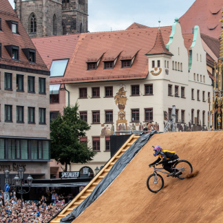 Biker bei Abfahrt auf dem Hauptmarkt