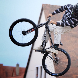 Slopestyle-Mountainbiker in der Luft