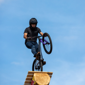 Mountainbike-Fahrer auf der Rampe