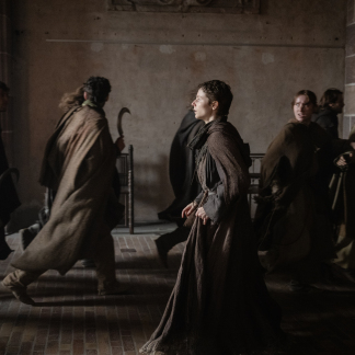 Dreh von „The Uprising“ im Pellerhaus: Rebellen und Thomasin McKenzie.