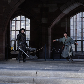 Filmszene aus „The Uprising“, gedreht im Kreuzigungshof. In der Szene sind Jonny Lee Miller (links) und Sky Yang  (Mitte) zu sehen. 