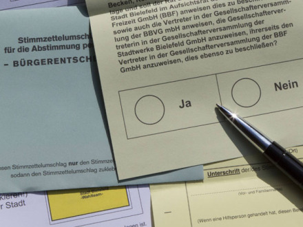Foto: Stimm·zettel von einem Bürger·entscheid., Bild © robert fishman / imago