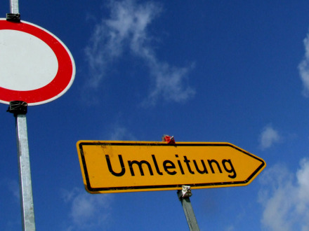 Foto von 2 Verkehrs·schildern: Umleitung und Durchfahrt verboten.