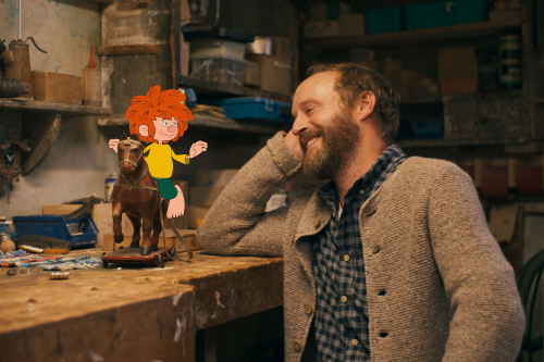 Pumuckl und das große Missverständnis: Schreinermeister Florian Eder (Florian Brückner) und Pumuckl (Stimme: Maxi Schafroth) in der Werkstadt.