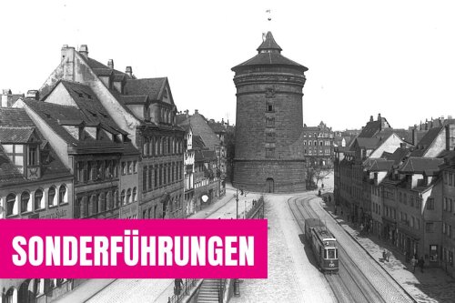 Schwarz-weiß-Foto Stadtturm, Text im Bild: Sonderführungen. © Nürnberger Unterwelten