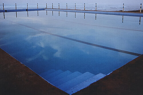 Ein blauer Himmel spiegelt sich in einem Pool. © Lajos Keresztes